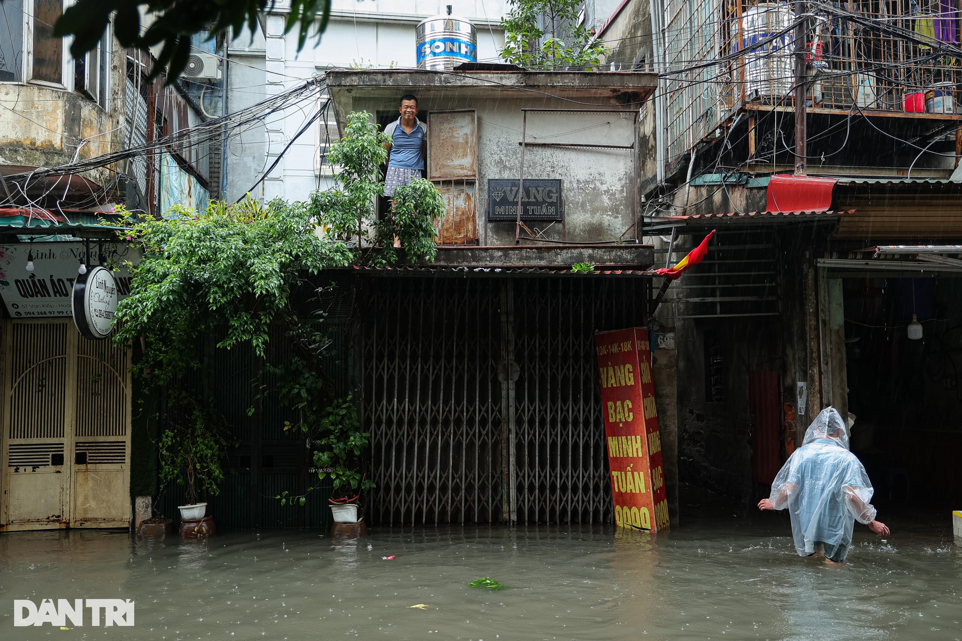 View - Lũ sông Hồng lên đột ngột, người Hà Nội hối hả kê cao đồ, sơ tán khỏi chỗ ở | Báo Dân trí