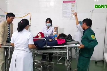 Vượt 20km đường núi sạt lở khiêng thai phụ  đi cấp cứu