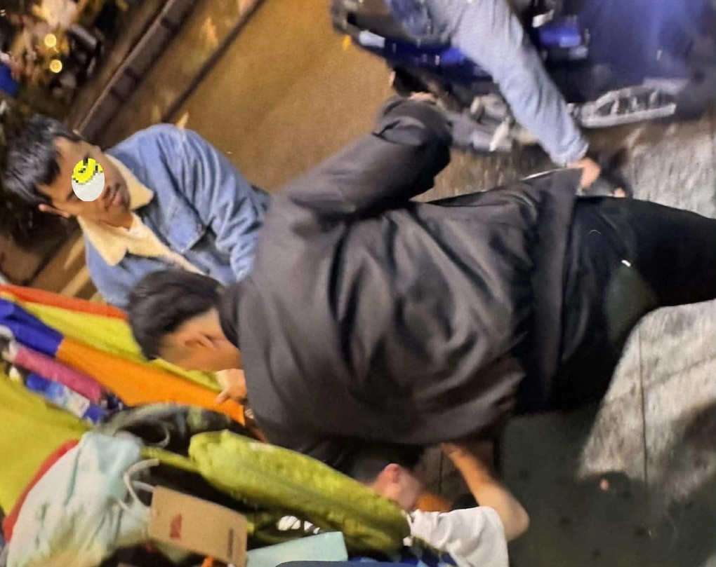 Nam DJ bị hành hung tập thể khi đi làm ở khu phố du lịch nổi tiếng - 2 Nam DJ bị hành hung tập thể khi đi làm ở khu phố du lịch nổi tiếng - 2