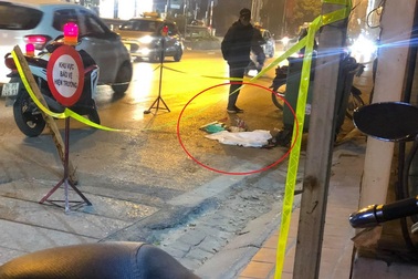 Thai nhi khoảng 8 tháng tuổi bị vứt cạnh thùng rác trên đường Lê Duẩn