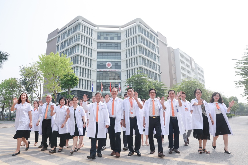 DNU trao học bổng cho tân sinh viên là người thân của cán bộ ngành y tế, giáo dục - 3 DNU trao học bổng cho tân sinh viên là người thân của cán bộ ngành y tế, giáo dục - 3