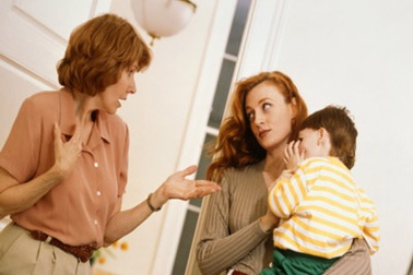 Bắt chồng rửa bát, mẹ chồng bạt tai