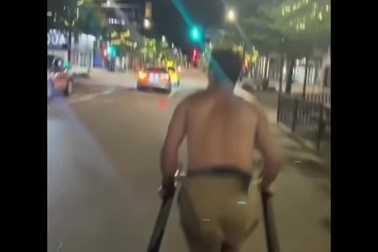 Thợ kéo xe trình diễn động tác mạo hiểm và cái kết