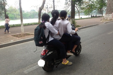 Hà Nội: Học sinh đầu trần, mũ treo xe, vô tư phạm luật giao thông