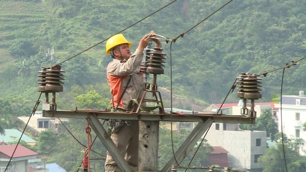 Nắng nóng đỉnh điểm, EVNNPC khuyến cáo khách hàng sử dụng điện tiết kiệm - 2 Nắng nóng đỉnh điểm, EVNNPC khuyến cáo khách hàng sử dụng điện tiết kiệm - 2
