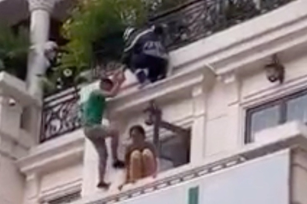 Thót tim giây phút giải cứu cô gái trẻ định nhảy lầu tự tử - 1