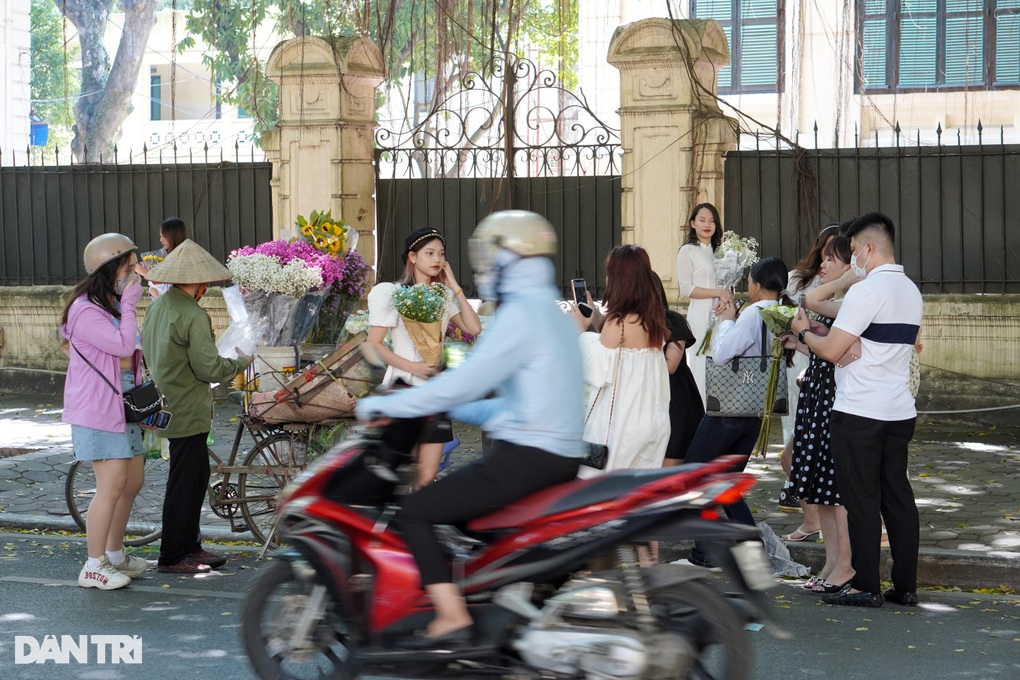 Hà Nội: Đường Phan Đình Phùng như phố đi bộ vì dòng người đổ về chụp ảnh - 3 Hà Nội: Đường Phan Đình Phùng như phố đi bộ vì dòng người đổ về chụp ảnh - 3
