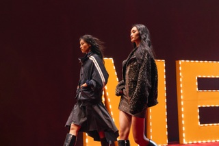 H'Hen Niê tái xuất sàn diễn, nhan sắc "mẹ bỉm sữa" gây chú ý - 7