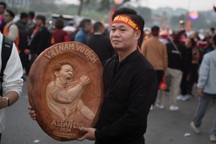 Cổ động viên điêu khắc chân dung Xuân Son cổ vũ đội tuyển Việt Nam