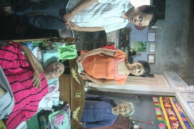 Trao quà nhân ái tiếp cho người đàn ông có tứ chi bất động