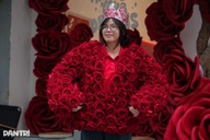 Quán cà phê ở Hà Nội gây sốt vì cho khách mặc áo hoa hồng giống G-Dragon