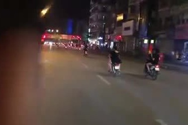 Nam thanh niên chở bạn gái “bốc đầu” xe máy và cái kết khó tránh