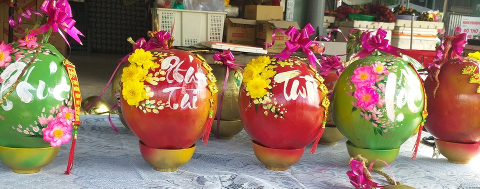 Dừa vàng vẽ thư pháp “giá chát” vẫn đắt hàng dịp Tết - 1 Dừa vàng vẽ thư pháp “giá chát” vẫn đắt hàng dịp Tết - 1