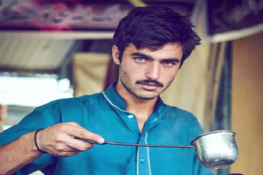 Chàng trai bán trà sữa gây sốt cộng đồng mạng vì… ánh mắt