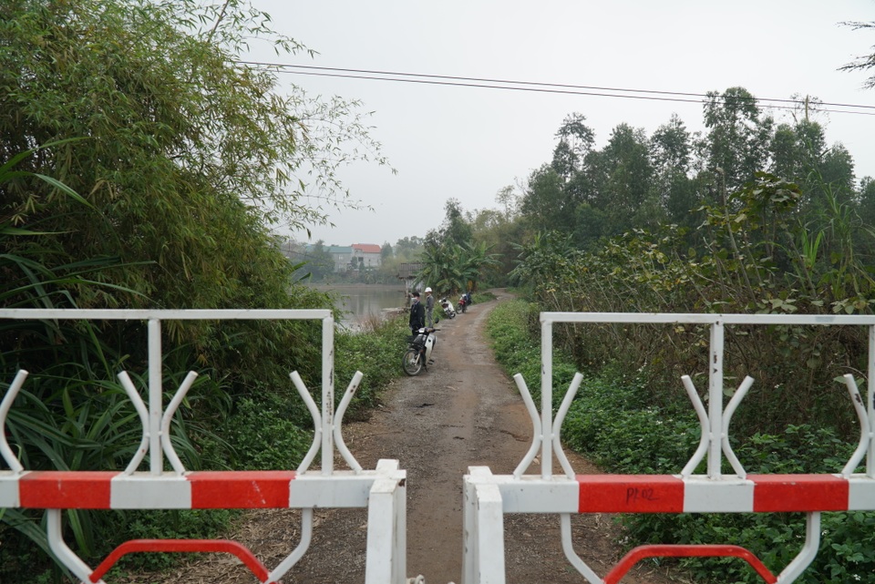 Lực lượng chức năng thực hiện phong tỏa, cách ly tại tâm dịch Sơn Lôi - 9 Lực lượng chức năng thực hiện phong tỏa, cách ly tại tâm dịch Sơn Lôi - 9