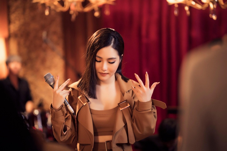 Hương Tràm bất ngờ về Việt Nam ăn Tết, bác tin đồn sang Mỹ sinh con - 5