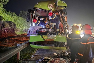 Xe khách chở 23 người va chạm với xe đầu kéo, tài xế tử vong