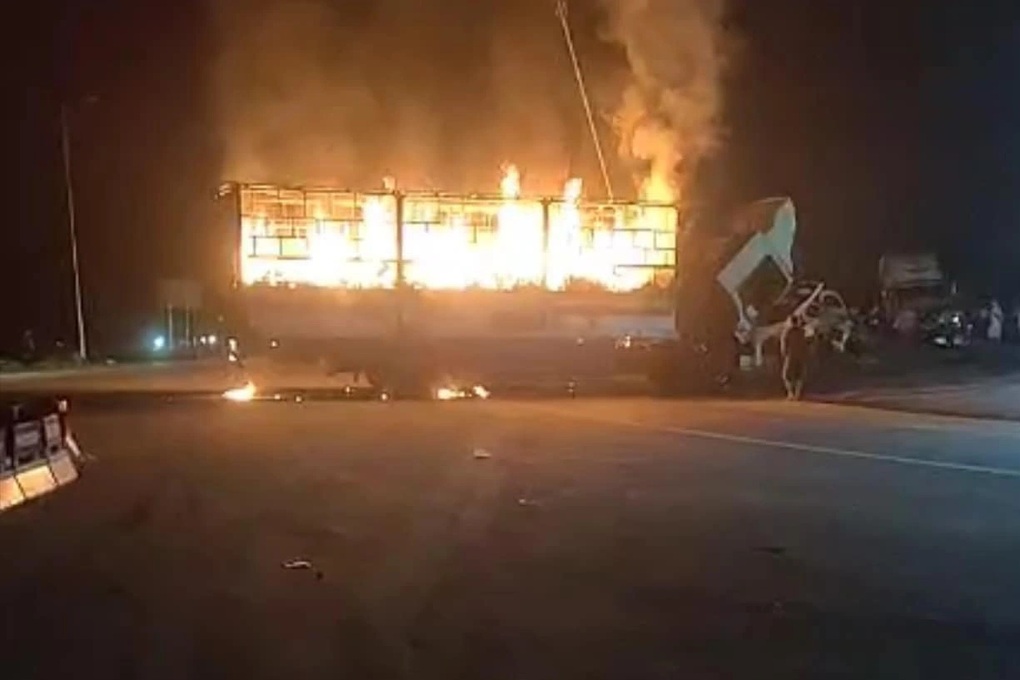 Xe chở bưu phẩm bốc cháy tại nút giao cao tốc - 1 Xe chở bưu phẩm bốc cháy tại nút giao cao tốc - 1