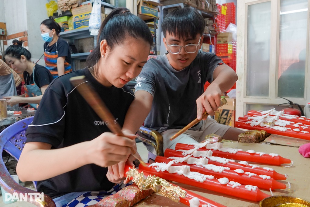 Vợ chồng kỹ sư, pháp lý bỏ lương 30 triệu đồng về bán đèn cầy truyền thống - 2