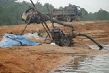 “Liều lĩnh” khai thác cát trong lòng hồ thủy lợi