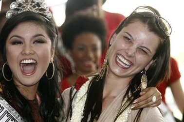 “Choáng” vì gương mặt mộc của Hoa hậu Hoàn vũ