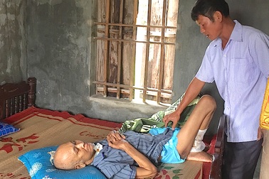 Chuyện buồn ở một xã nghèo: Vợ liệt sĩ tái giá phải nộp tiền để được hưởng chế độ?