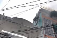 Cảnh sát bắc thang cứu 2 người mắc kẹt trong căn nhà bốc cháy dữ dội