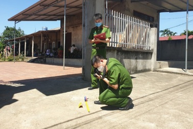 Tạm giữ đối tượng đánh tổ công tác, quyết không cho người nhà đi cách ly