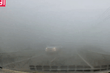 Bất chấp đường đèo dày đặc sương mù, xe bồn vẫn vượt ẩu suýt gây tai nạn
