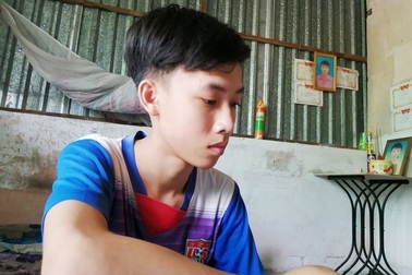 Đứa cháu hiếu thảo mồ côi mẹ bỏ học giữa chừng kiếm tiền nuôi ông và cậu bị tai biến