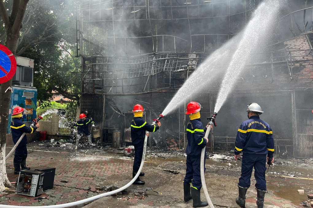 Hà Nội: Lửa bao trùm tiệm sửa máy tính, 3 người may mắn thoát nạn - 2 Hà Nội: Lửa bao trùm tiệm sửa máy tính, 3 người may mắn thoát nạn - 2