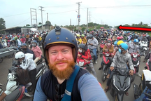 Khách Tây "khóc, cười" với giao thông Việt: Ngơ ngác, sợ hãi chờ qua đường