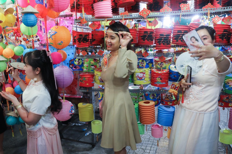 Phố lồng đèn.jpg Phố lồng đèn.jpg