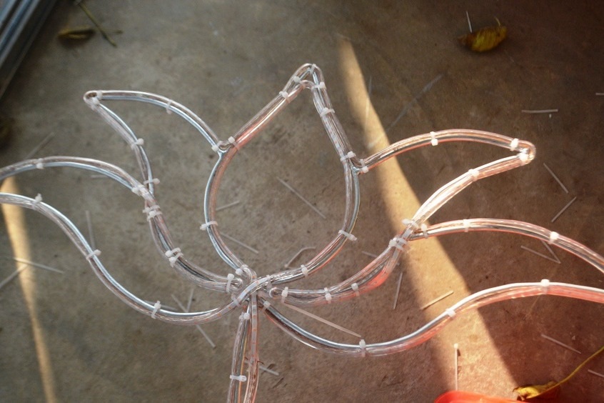 Thợ làm cây nêu tất bật trả hàng ngày giáp Tết - 2