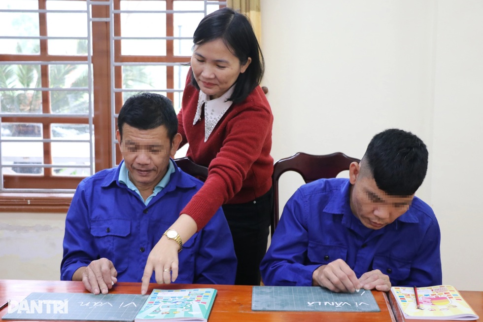 Người đàn ông 20 năm nghiện ma túy rưng rưng lần đầu tiên viết tên mình - 2 Người đàn ông 20 năm nghiện ma túy rưng rưng lần đầu tiên viết tên mình - 2