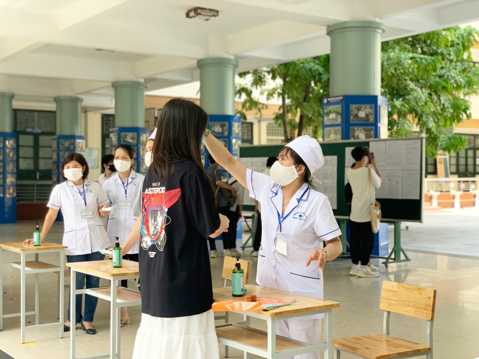 Nghiêm ngặt kiểm tra thí sinh vào làm thủ tục dự thi tốt nghiệp THPT 2020 - 4 Nghiêm ngặt kiểm tra thí sinh vào làm thủ tục dự thi tốt nghiệp THPT 2020 - 4