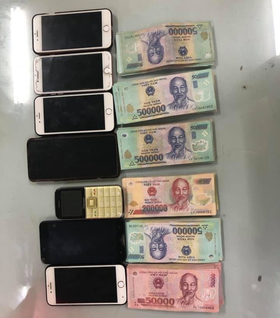 Hà Nội: Cho thuê chỗ ở để nhóm thanh niên đánh bạc giữa mùa dịch - 2 Hà Nội: Cho thuê chỗ ở để nhóm thanh niên đánh bạc giữa mùa dịch - 2