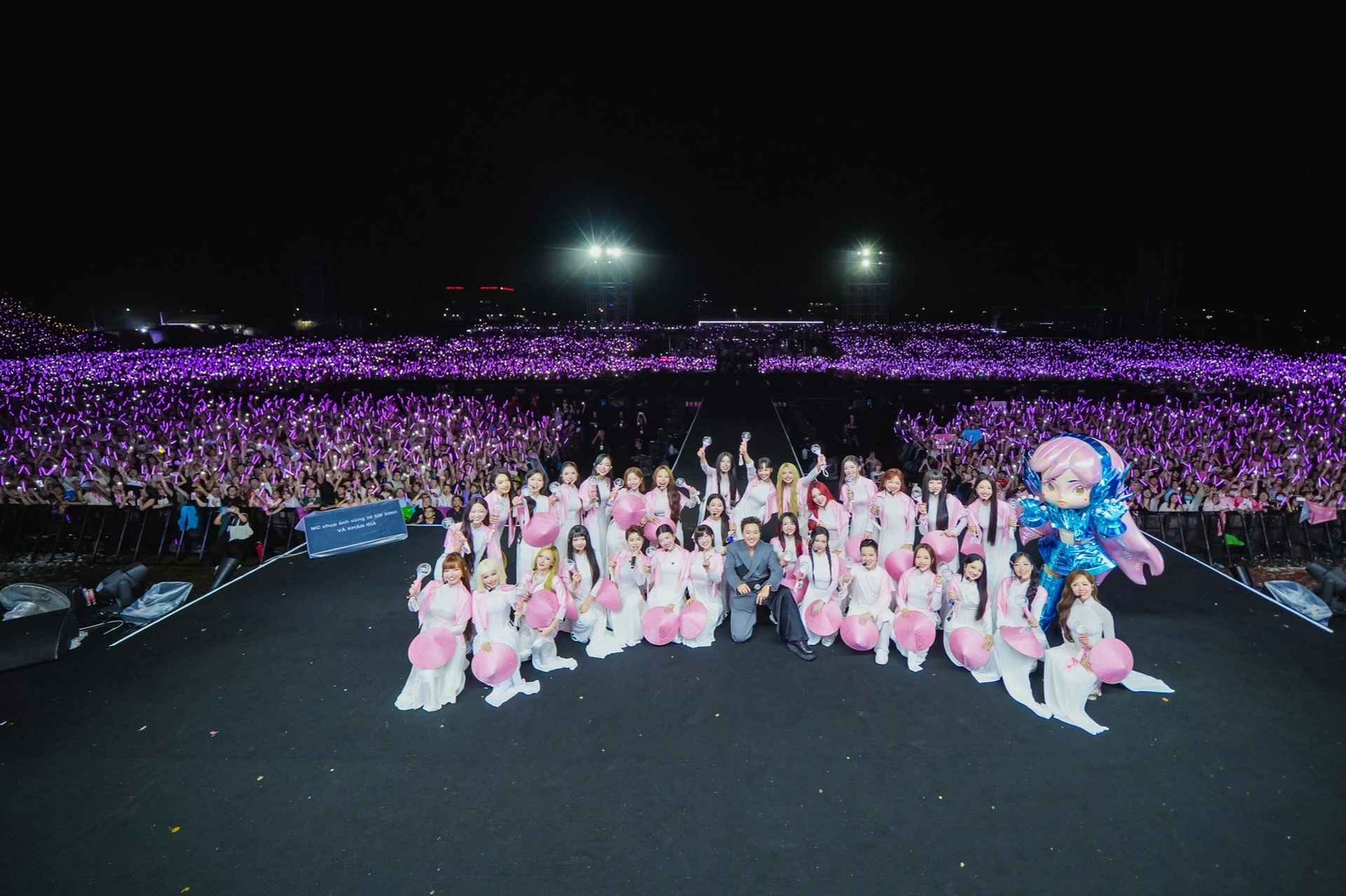 Đêm nhạc Em xinh: Bích Phương xấu hổ đỏ mặt, Negav không xuất hiện - 12