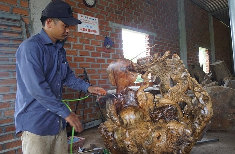 Chàng trai 9X nhà nghèo, mở xưởng gỗ mỹ nghệ tạo việc làm cho thanh niên - 4 Chàng trai 9X nhà nghèo, mở xưởng gỗ mỹ nghệ tạo việc làm cho thanh niên - 4