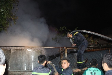 Nấu lại bánh chưng Tết, cụ ông suýt thiêu rụi nhà mình