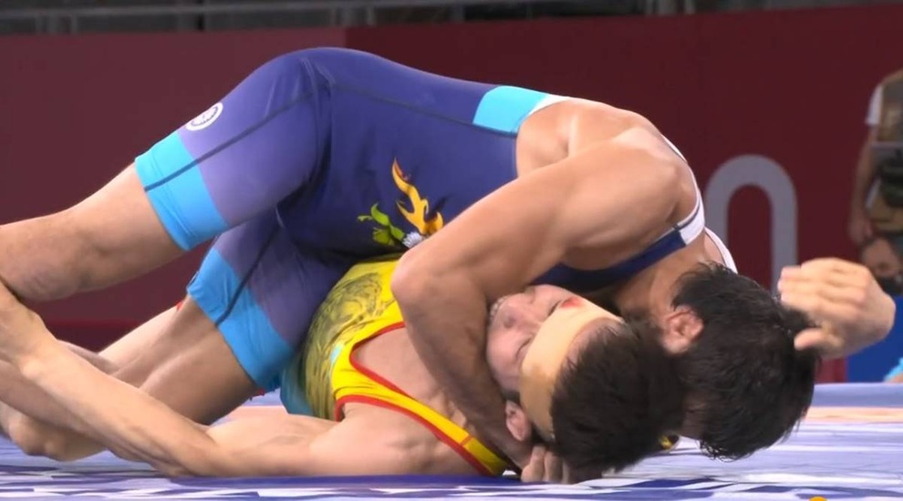 Đô vật cắn người ghê rợn, hằn dấu răng trên tay đối thủ - 1 Đô vật cắn người ghê rợn, hằn dấu răng trên tay đối thủ - 1