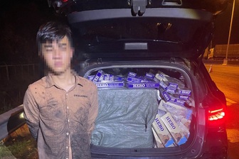 Chặn bắt ô tô chở 10.000 bao thuốc lá lậu trên cao tốc Trung Lương