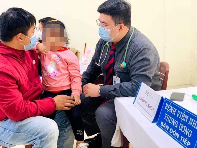 Đến với chương trình, trẻ em được thăm khám, kiểm tra tình trạng hiện tại. Ảnh TTXVN