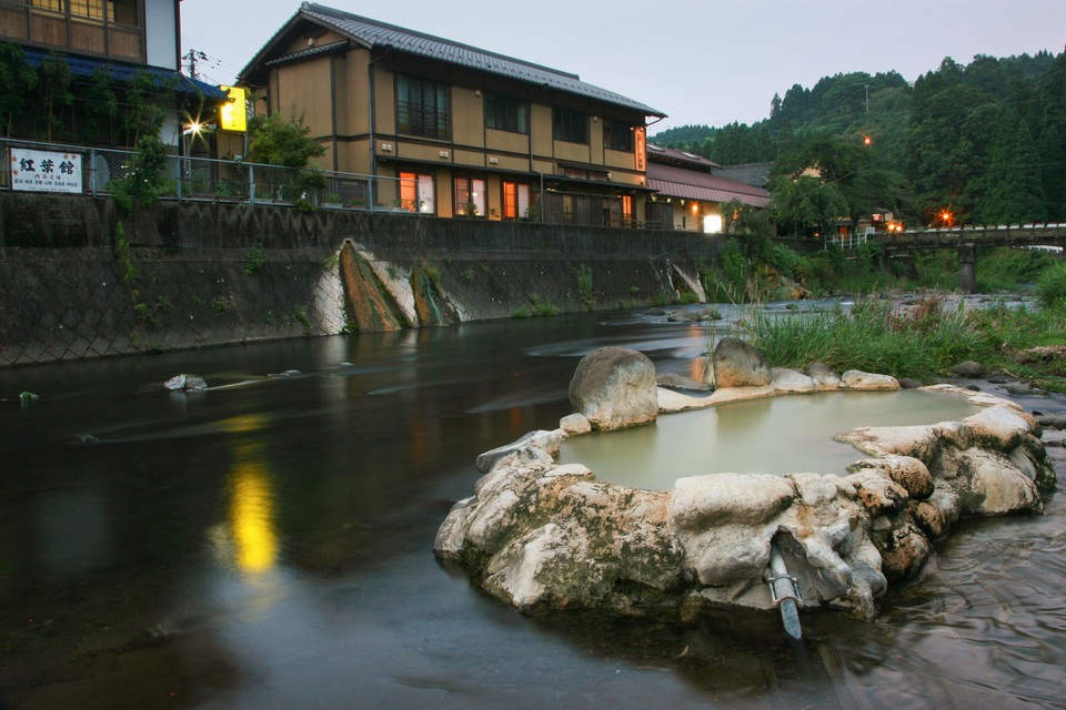 Ngâm mình trong bọt khí bạc tại onsen có ga hiếm có ở Nhật Bản - 2 Ngâm mình trong bọt khí bạc tại onsen có ga hiếm có ở Nhật Bản - 2
