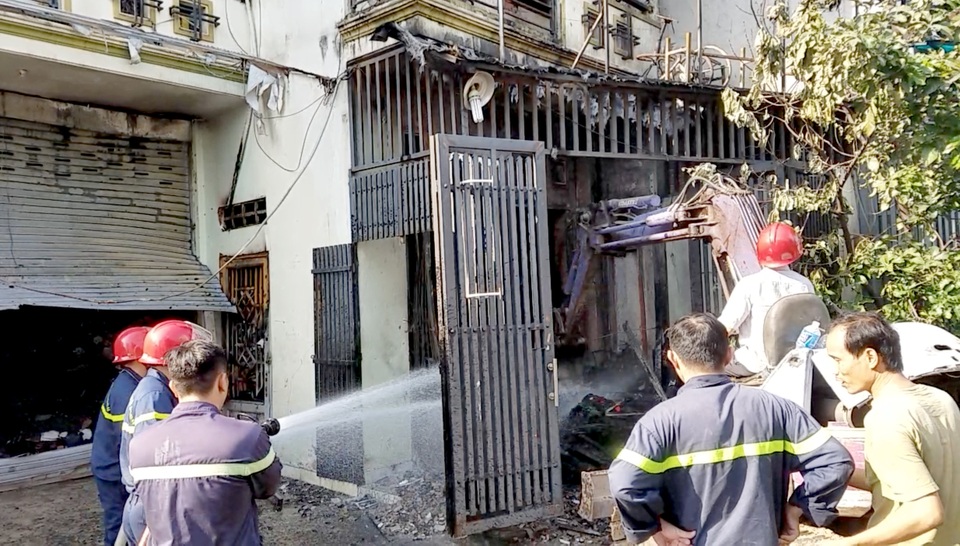 Cháy lớn tại căn nhà chứa 6 tấn vải vụn - 3 Cháy lớn tại căn nhà chứa 6 tấn vải vụn - 3