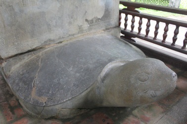 Độc đáo tấm bia nặng 13 tấn đặt trên lưng rùa