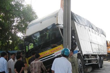 Tài xế mải nghe điện thoại, xe tải húc trạm thu phí