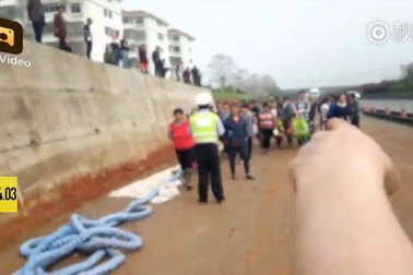 9 tấn táo bị đổ giữa đường, người dân Trung Quốc thi nhau nhặt sạch