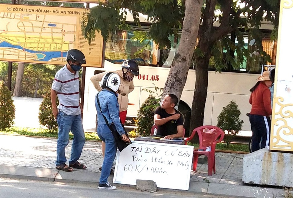 CSGT “mạnh tay”, người dân đổ xô đi mua bảo hiểm xe máy - 2 CSGT “mạnh tay”, người dân đổ xô đi mua bảo hiểm xe máy - 2