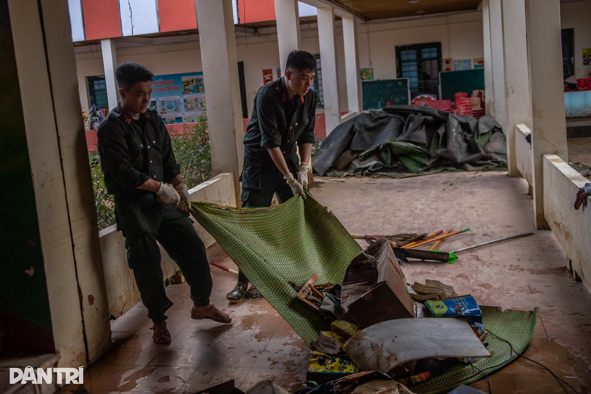 ថៃ ង្វៀន៖ សាលារៀនលិចក្នុងភក់ បន្ទាប់ពីទឹកស្រកចុះ - ១៣ Thái nguyên: Trường lớp ngập trong bùn lũ sau khi nước rút - 13